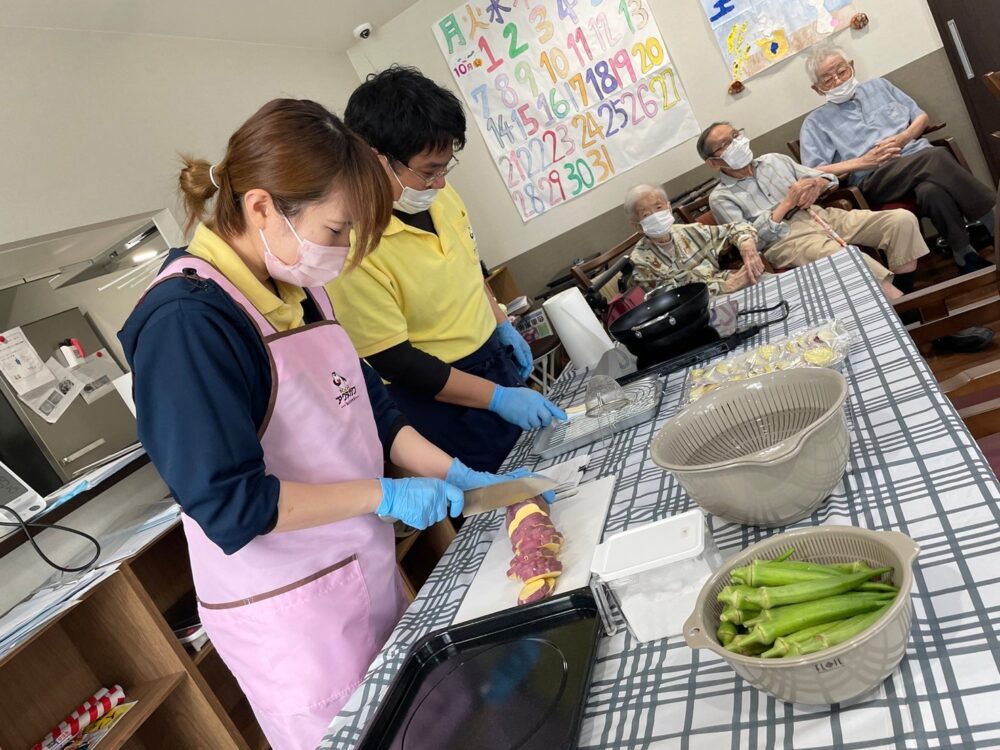 藤枝市グループホーム_秋の味覚サツマイモの天ぷらと手打ち蕎麦