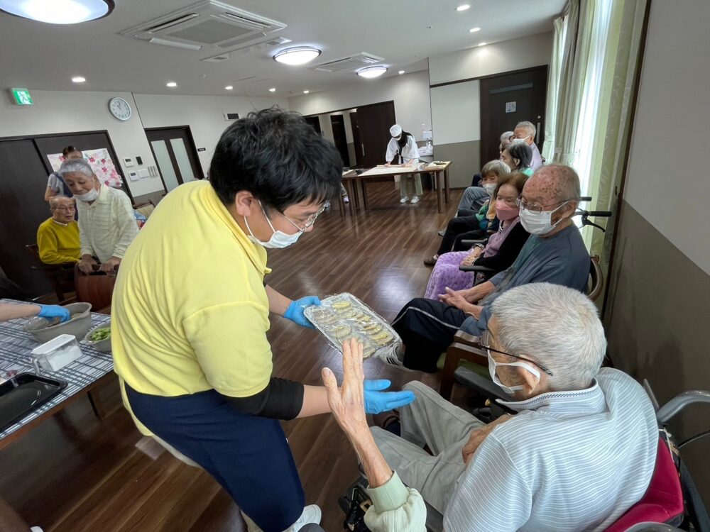 藤枝市グループホーム_秋の味覚サツマイモの天ぷらと手打ち蕎麦