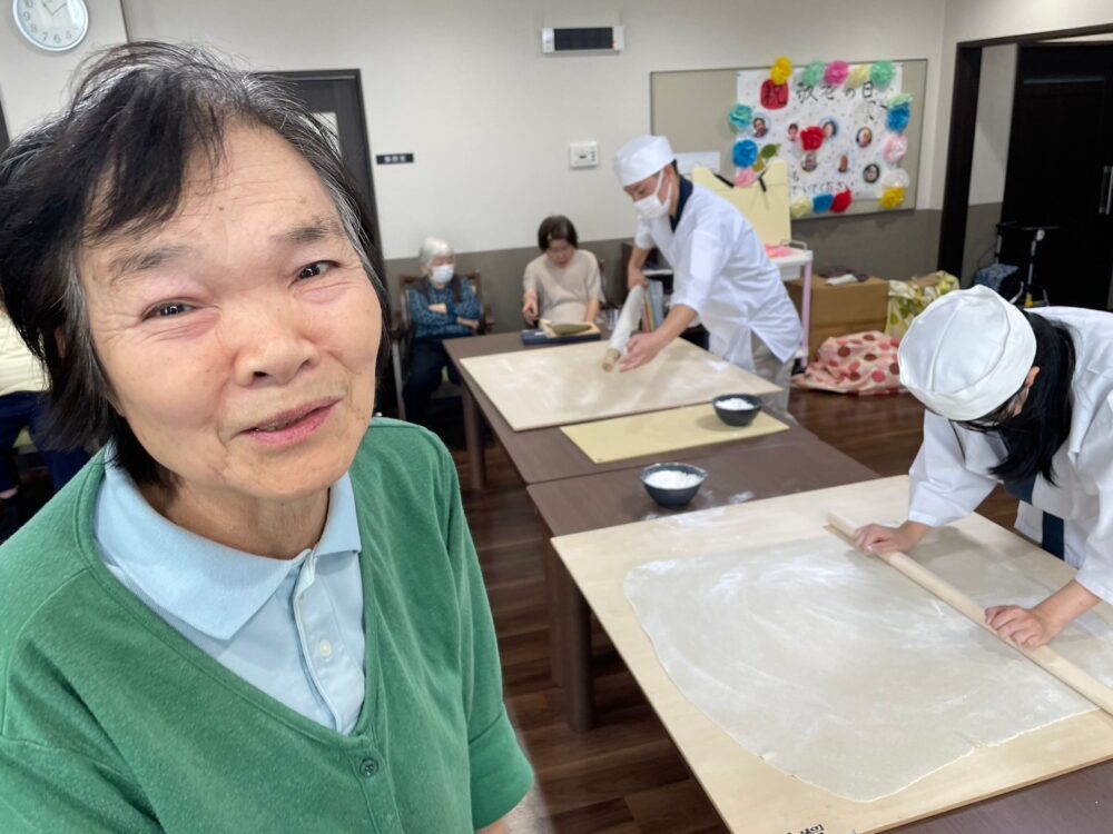 藤枝市グループホーム_秋の味覚サツマイモの天ぷらと手打ち蕎麦