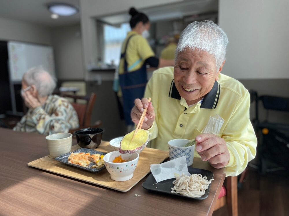 藤枝市グループホーム_秋の味覚サツマイモの天ぷらと手打ち蕎麦