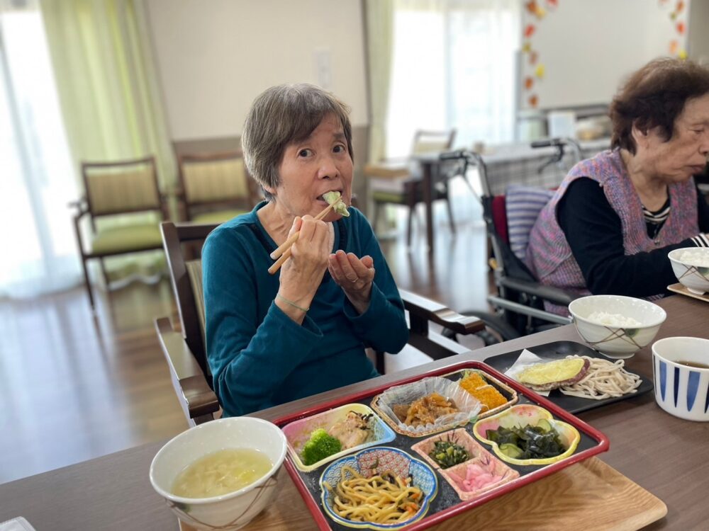 藤枝市グループホーム_秋の味覚サツマイモの天ぷらと手打ち蕎麦