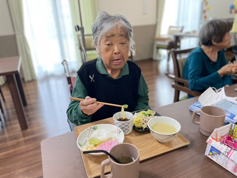 藤枝市グループホーム_秋の味覚サツマイモの天ぷらと手打ち蕎麦