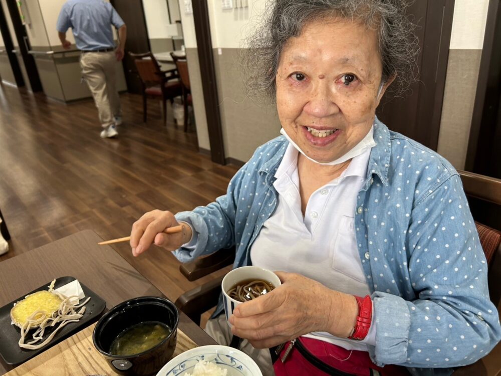 藤枝市グループホーム_秋の味覚サツマイモの天ぷらと手打ち蕎麦