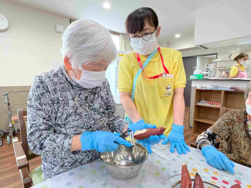 藤枝市グループホーム_スイートポテト作り