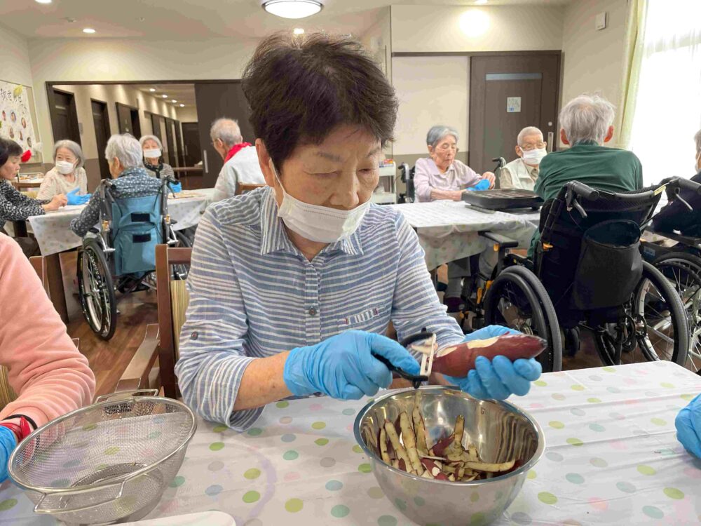 藤枝市グループホーム_スイートポテト作り