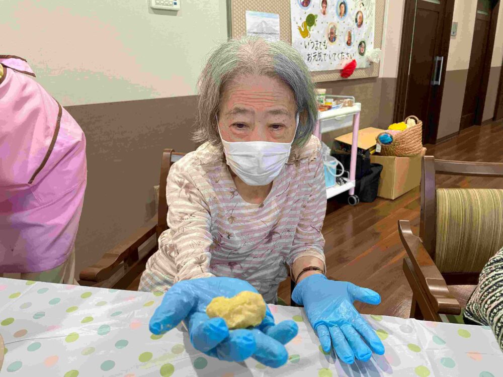 藤枝市グループホーム_スイートポテト作り