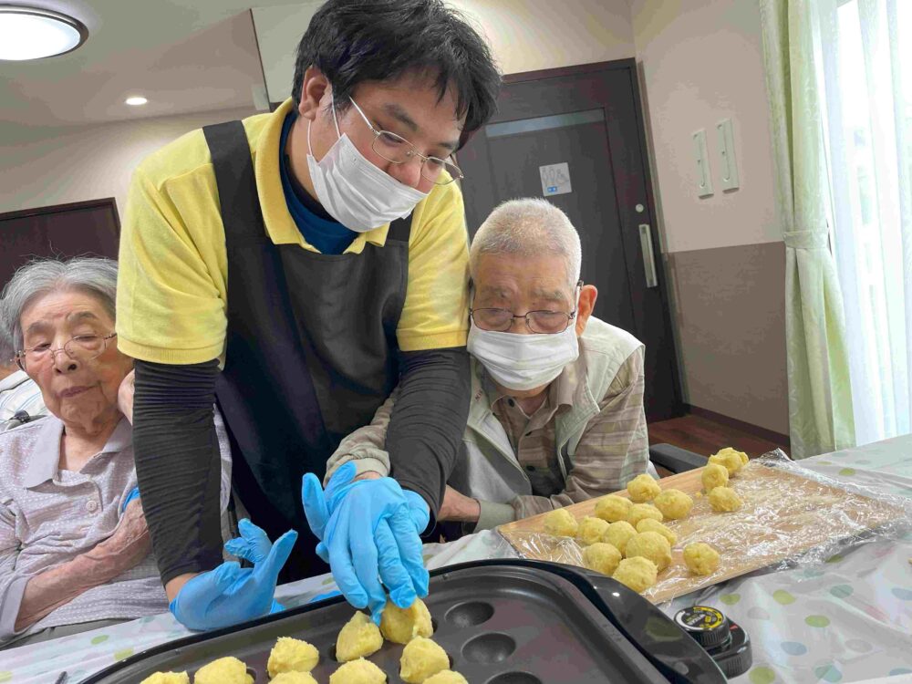 藤枝市グループホーム_スイートポテト作り