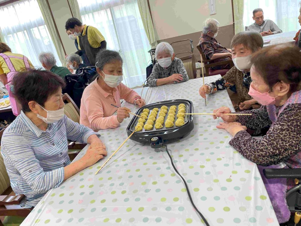 藤枝市グループホーム_スイートポテト作り