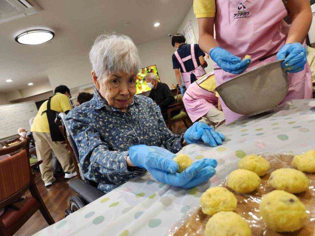 藤枝市グループホーム_スイートポテト作り