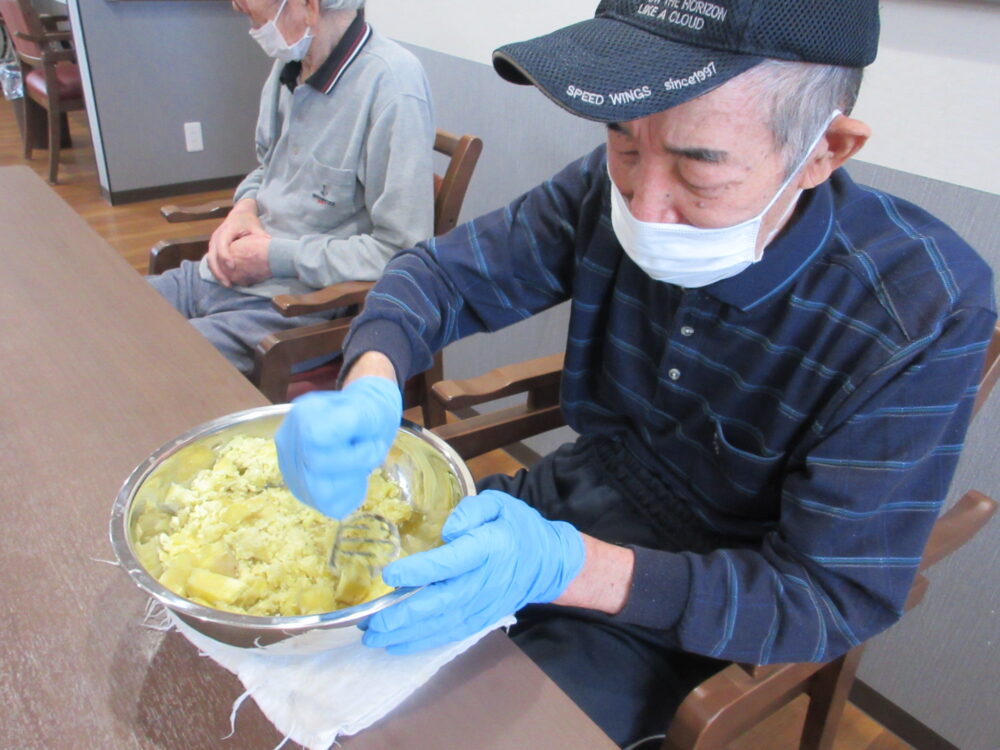 島田市グループホーム_秋のスイートポテト作り