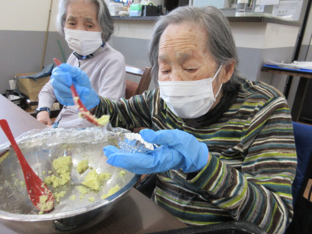 島田市グループホーム_秋のスイートポテト作り