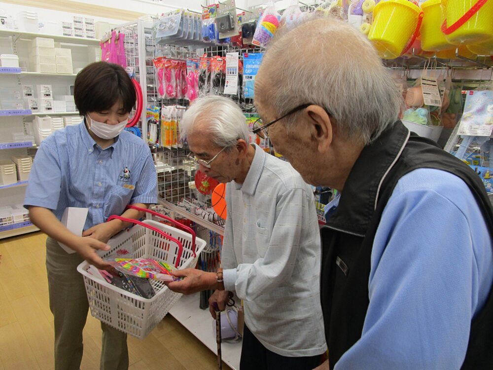 西奈グループホーム　100円ショップでお買い物