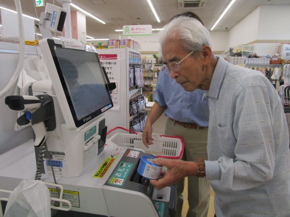 静岡市葵区グループホーム_100円ショップでお買い物