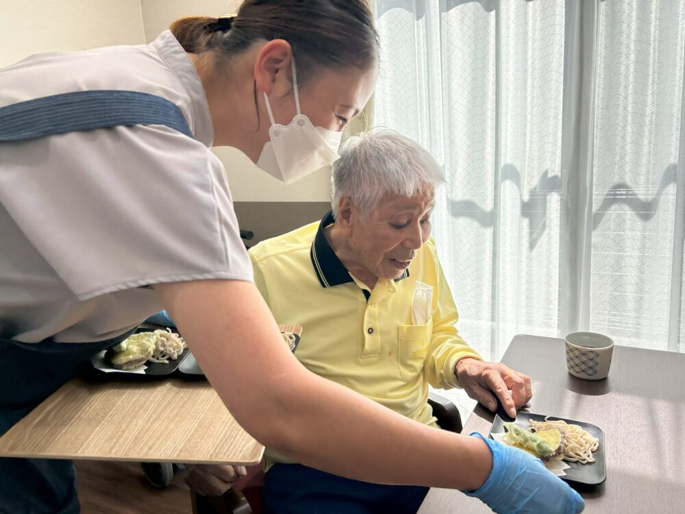 藤枝市グループホーム_秋の味覚サツマイモの天ぷらと手打ち蕎麦