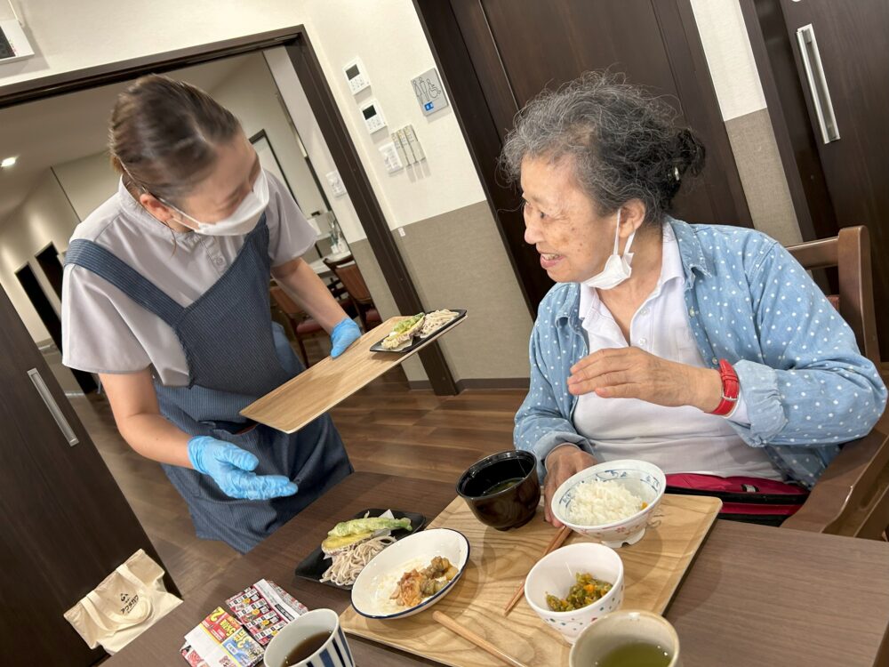 藤枝市グループホーム_秋の味覚サツマイモの天ぷらと手打ち蕎麦