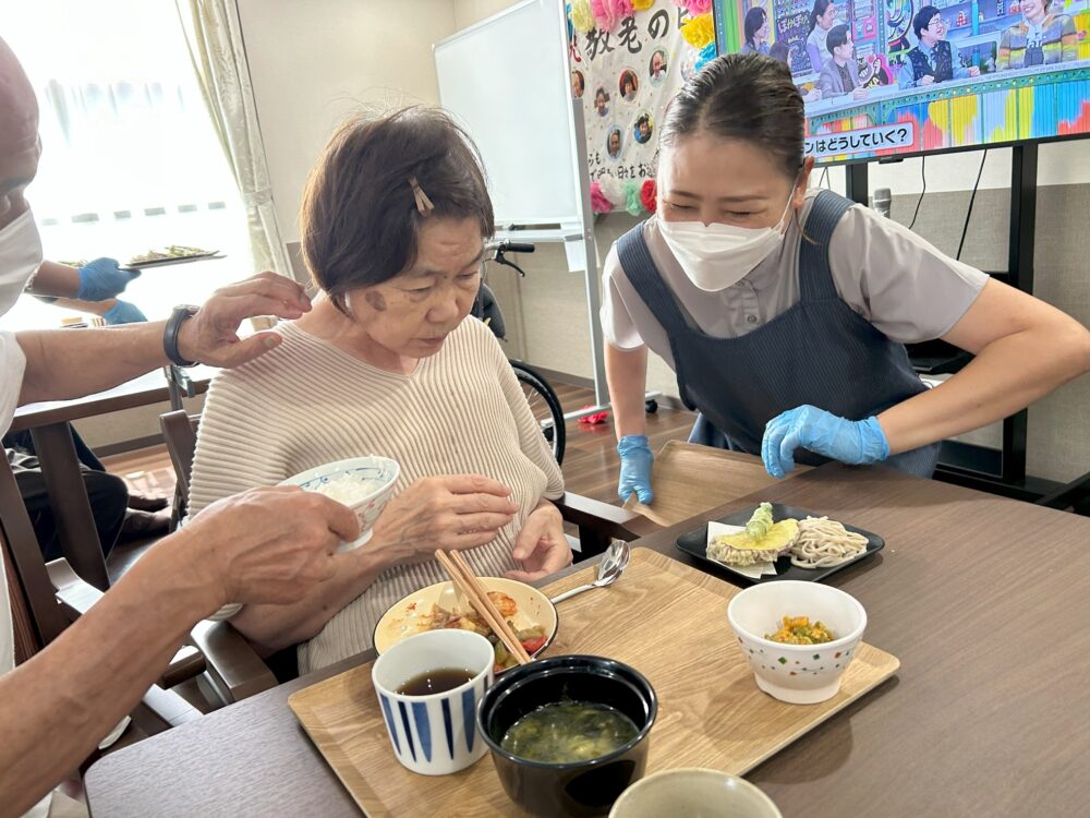 藤枝市グループホーム_秋の味覚サツマイモの天ぷらと手打ち蕎麦