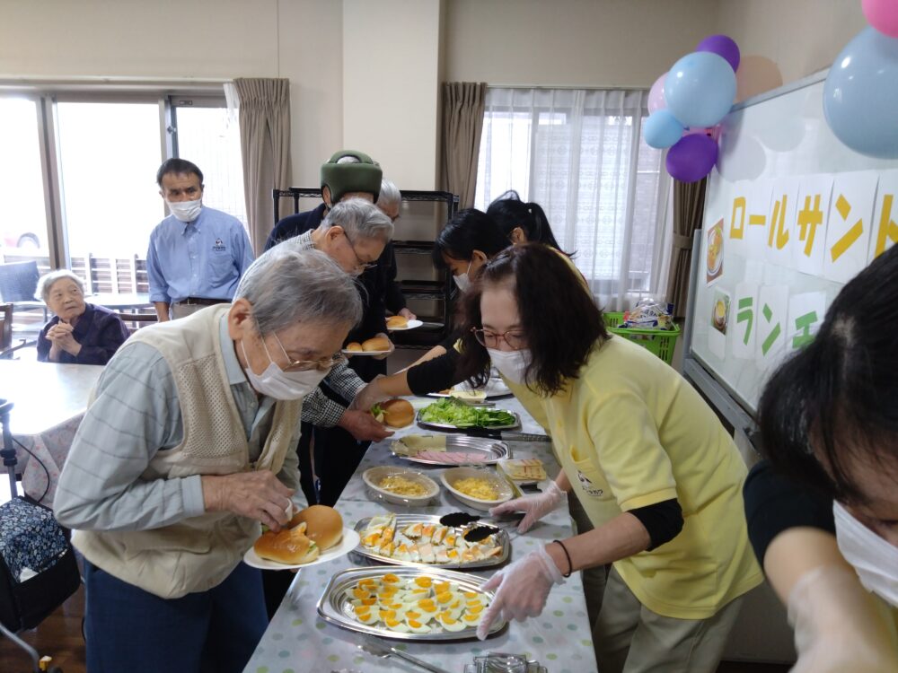 加島グループホーム　ロールサンドランチ