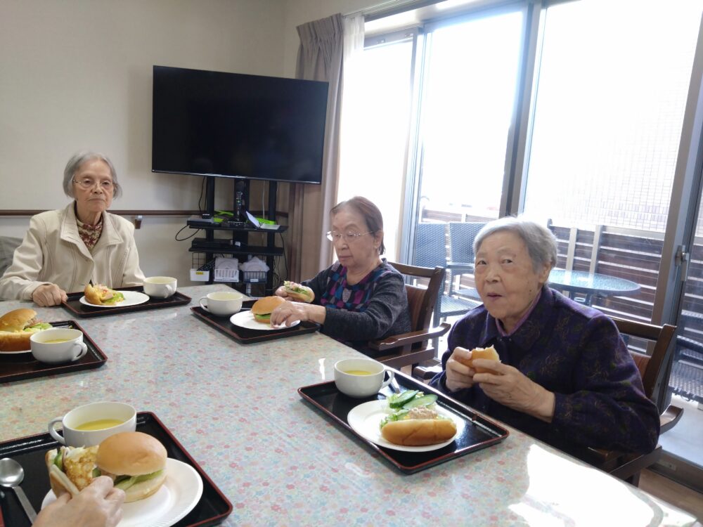 富士市グループホーム_ロールサンドランチ