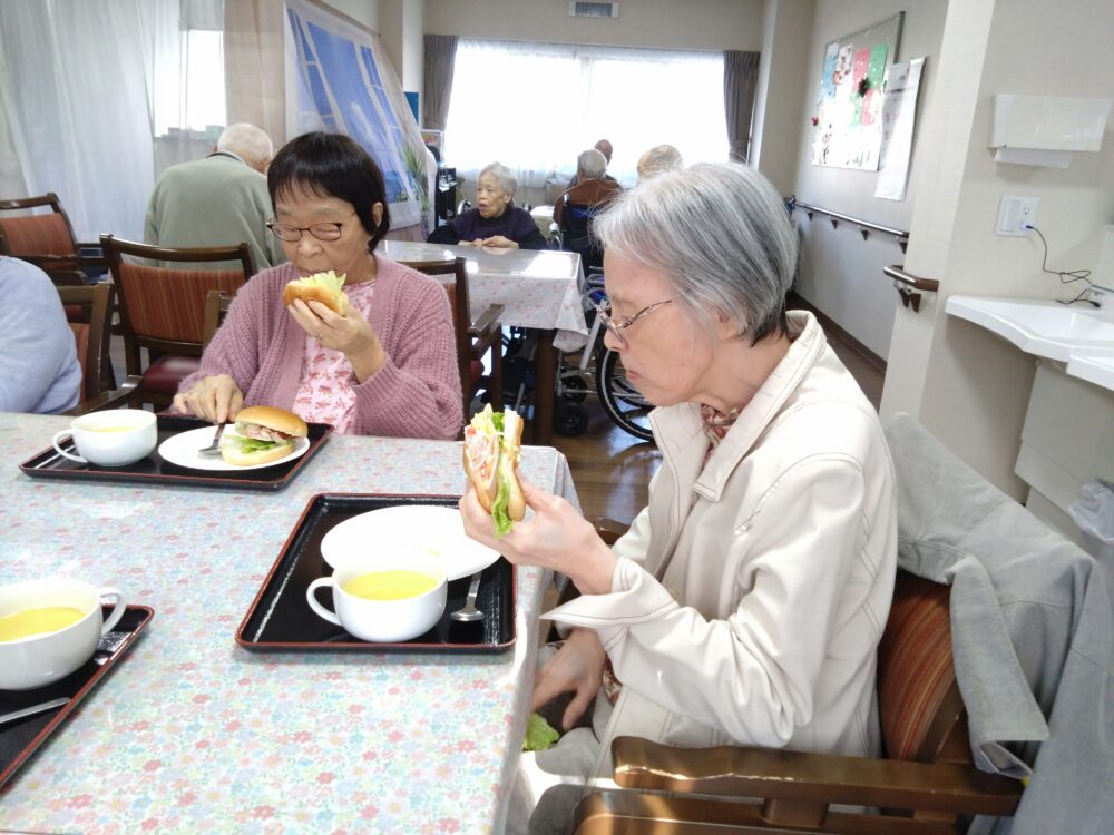 富士市グループホーム_ロールサンドランチ