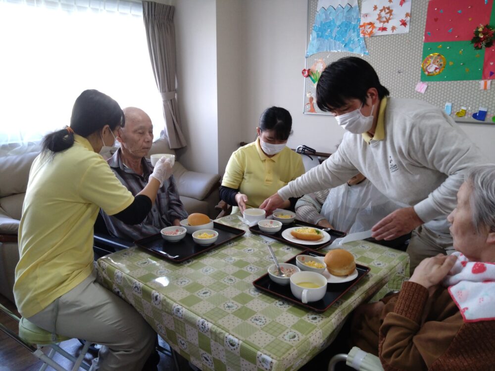 富士市グループホーム_ロールサンドランチ