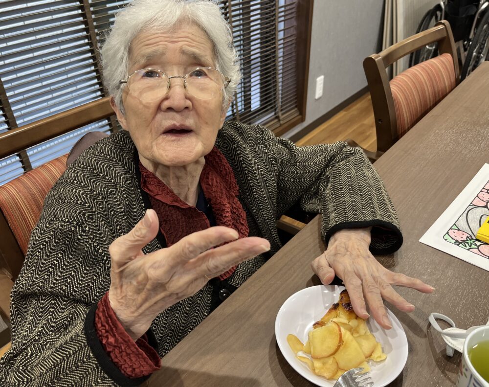 島田市グループホーム_おやつレクりんごケーキ