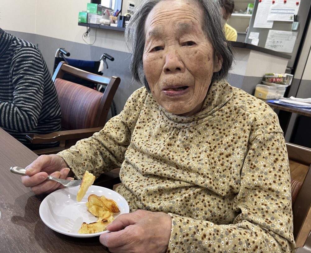 島田市グループホーム_おやつレクりんごケーキ