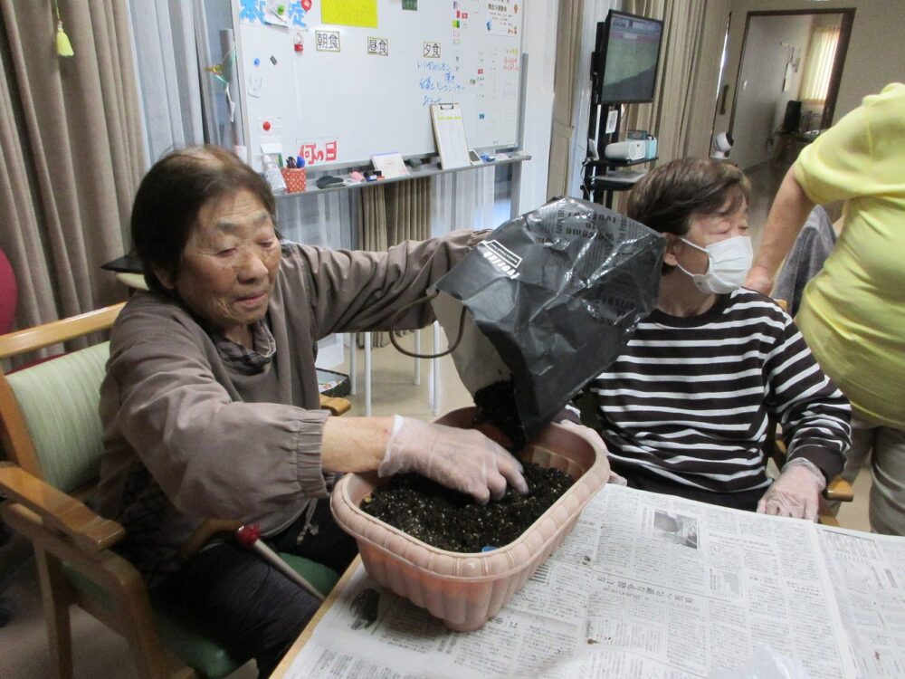 沼津市グループホーム_11月の園芸活動