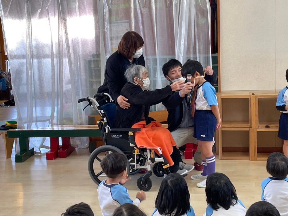 藤枝市グループホーム_幼稚園との地域交流11月誕生日会