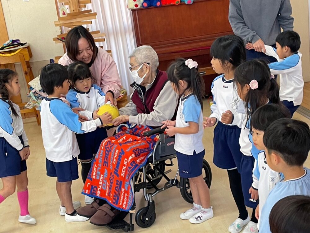 藤枝市グループホーム_幼稚園との地域交流11月誕生日会