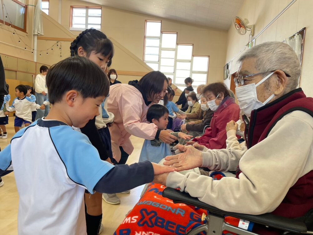 藤枝市グループホーム_幼稚園との地域交流11月誕生日会