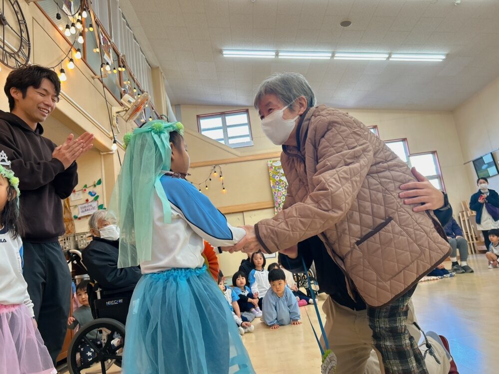 藤枝市グループホーム_幼稚園との地域交流12月誕生日会