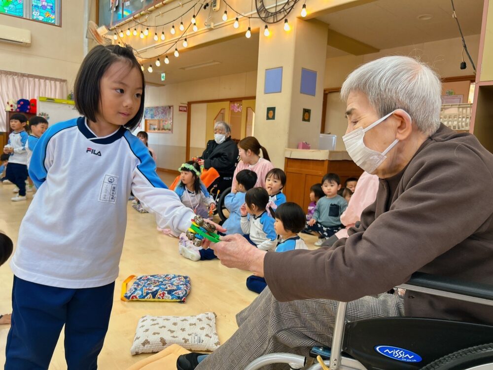 藤枝市グループホーム_幼稚園との地域交流12月誕生日会