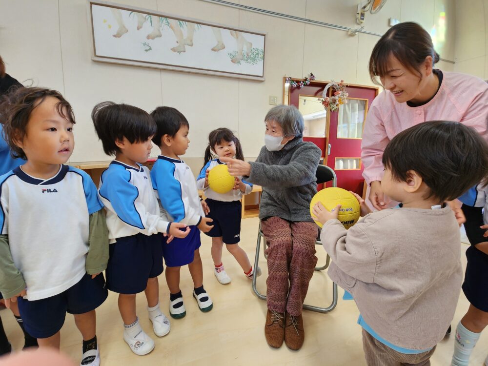 藤枝市グループホーム_幼稚園との地域交流11月誕生日会