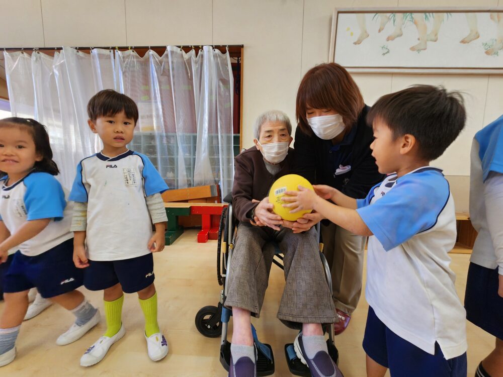 藤枝市グループホーム_幼稚園との地域交流11月誕生日会