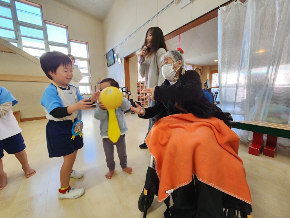 藤枝市グループホーム_幼稚園との地域交流11月誕生日会