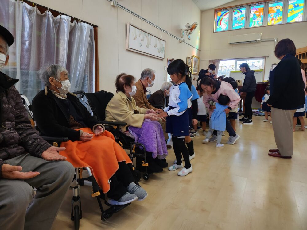 藤枝市グループホーム_幼稚園との地域交流11月誕生日会