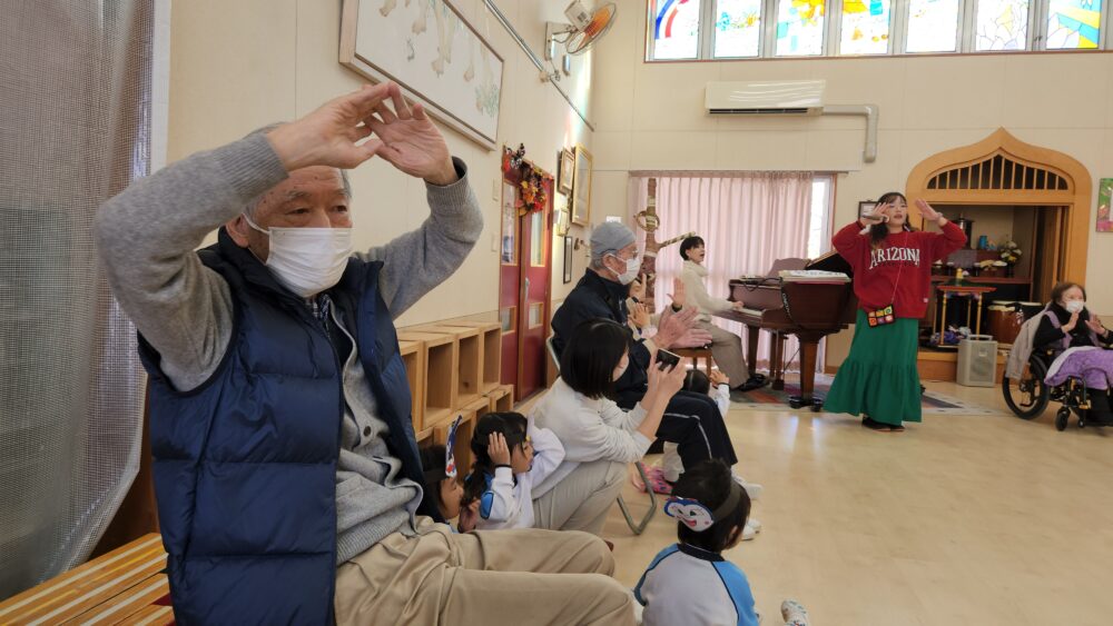 藤枝市グループホーム_幼稚園との地域交流12月誕生日会