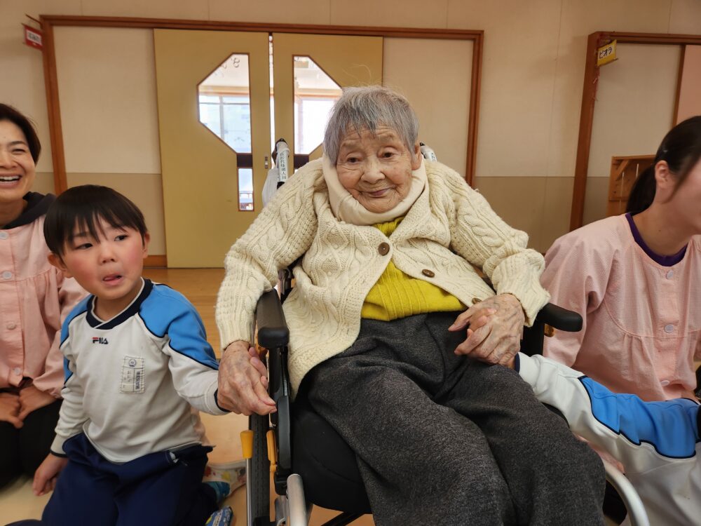 藤枝市グループホーム_幼稚園との地域交流12月誕生日会