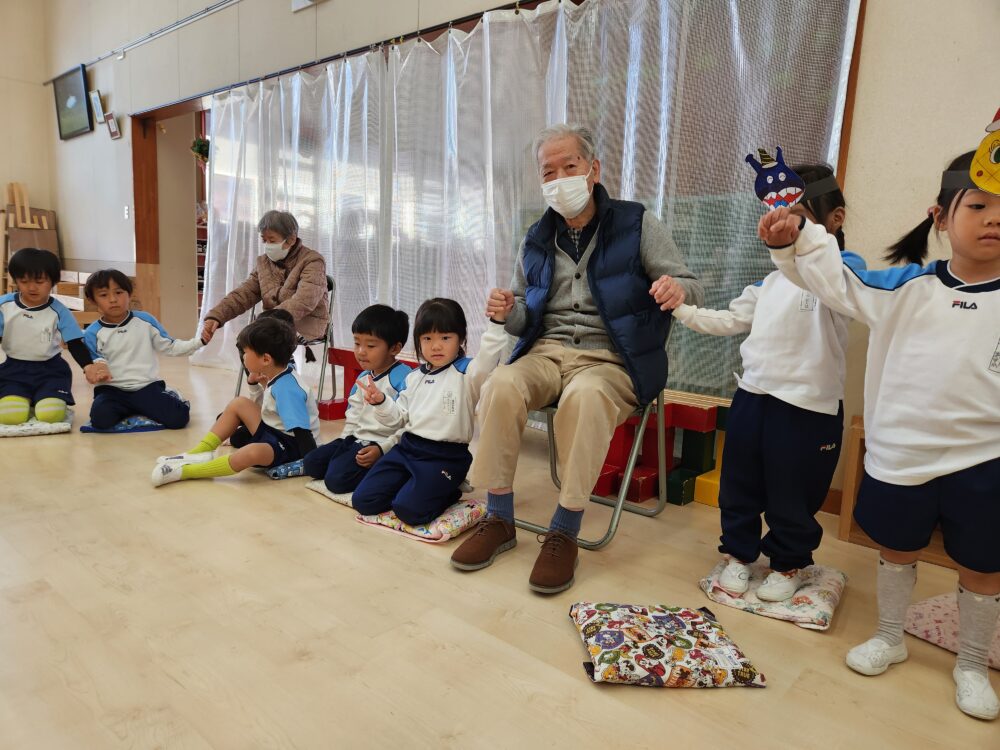 藤枝市グループホーム_幼稚園との地域交流12月誕生日会