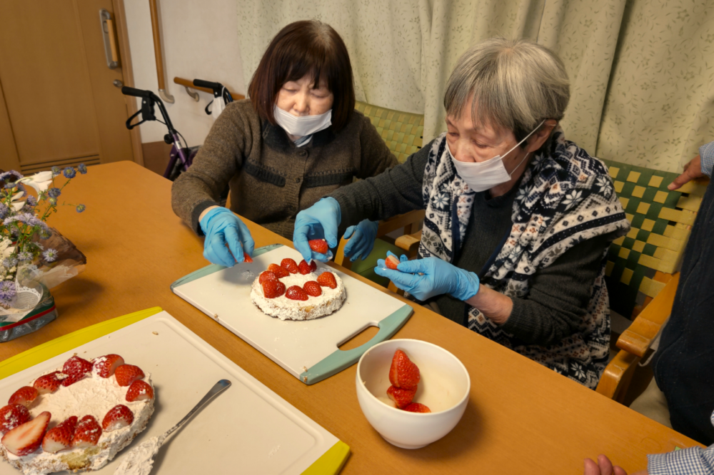 静岡市清水区グループホーム＿12月のお誕生会とツリー作り