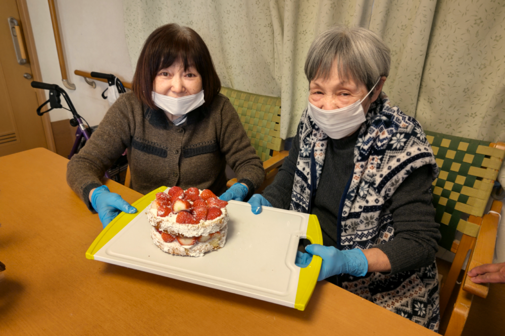 静岡市清水区グループホーム＿12月のお誕生会とツリー作り