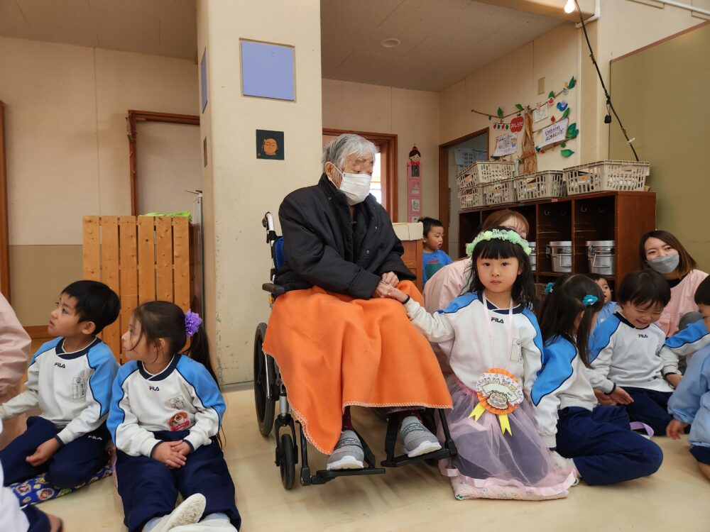 藤枝市グループホーム_幼稚園との地域交流12月誕生日会