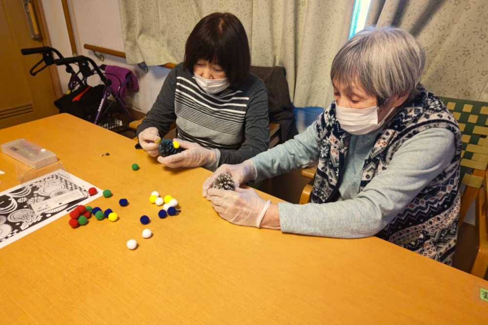 静岡市清水区グループホーム＿12月のお誕生会とツリー作り