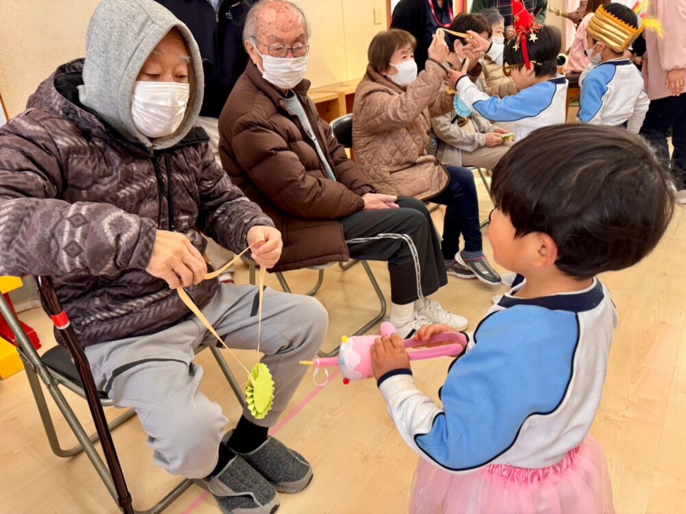 藤枝青葉町グループホーム_幼稚園との地域交流1月誕生日会