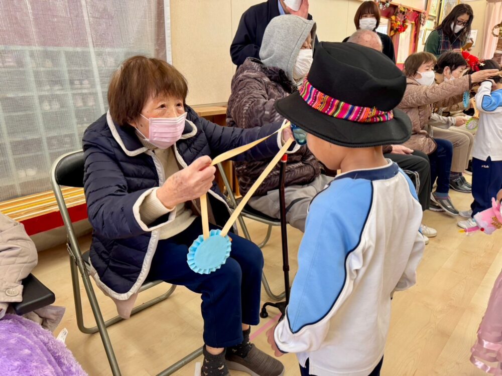 藤枝青葉町グループホーム_幼稚園との地域交流1月誕生日会