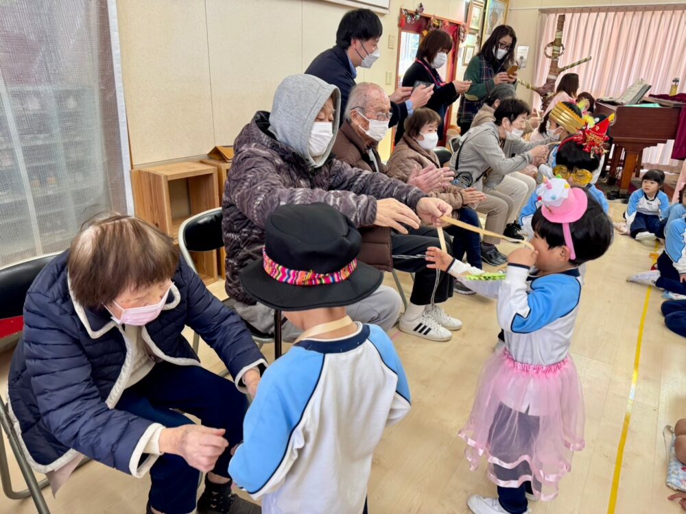 藤枝青葉町グループホーム_幼稚園との地域交流1月誕生日会