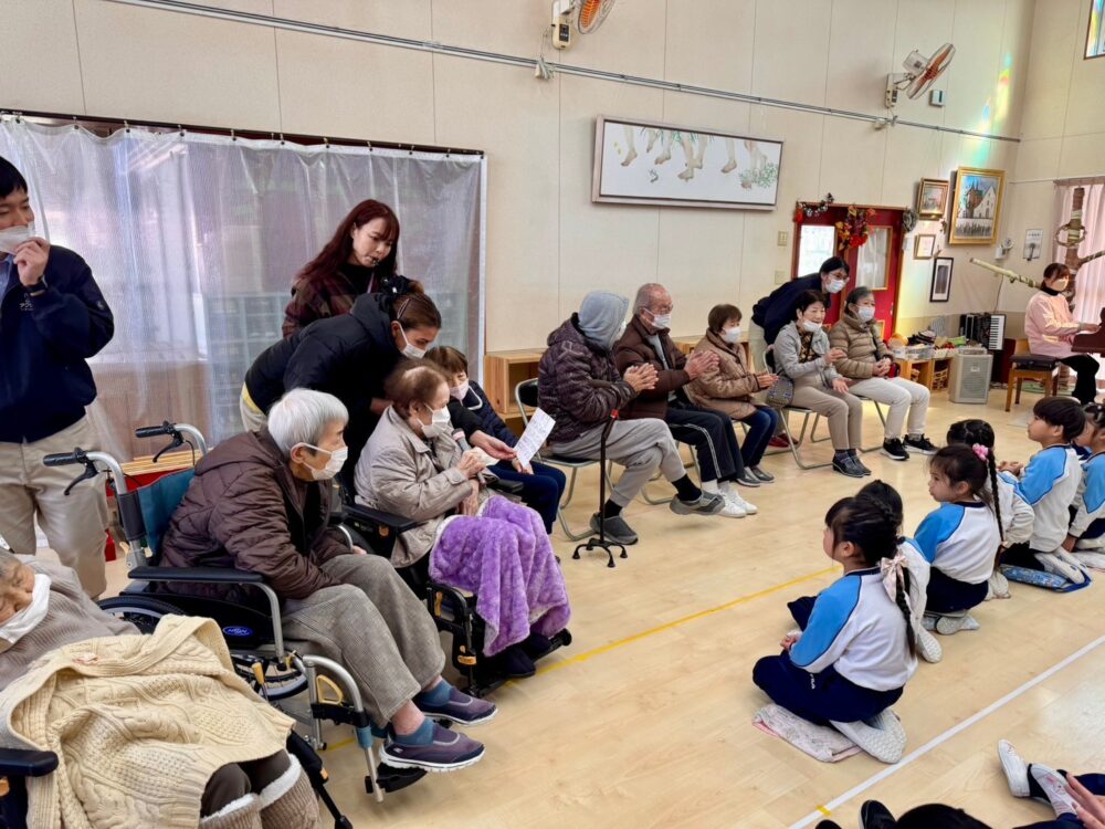 藤枝青葉町グループホーム_幼稚園との地域交流1月誕生日会