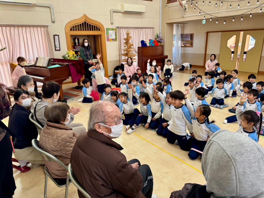 藤枝青葉町グループホーム_幼稚園との地域交流1月誕生日会