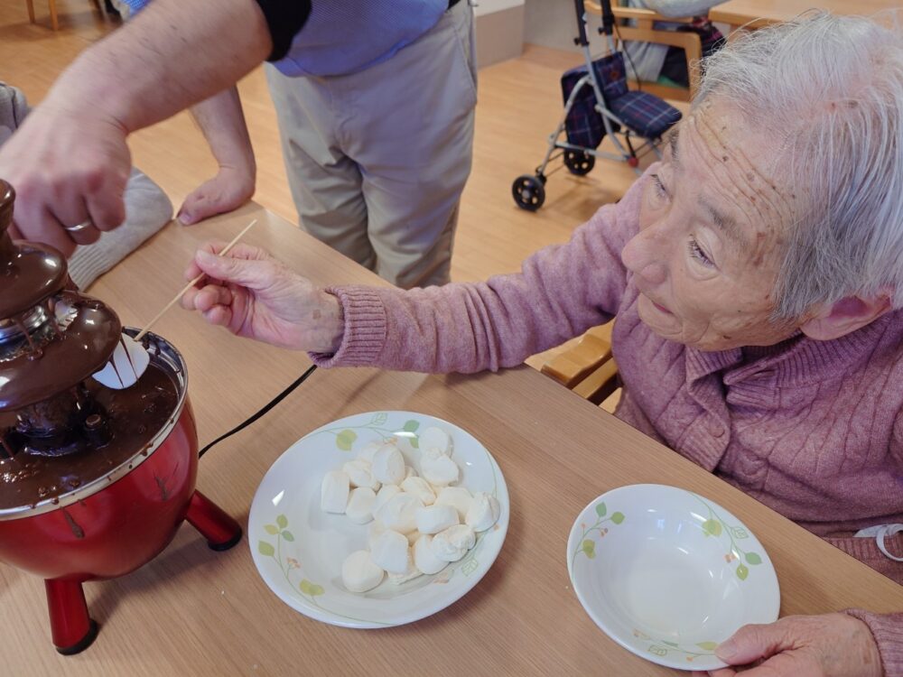 富士市グループホーム_おやつレクバレンタインチョコレートフォンデュ