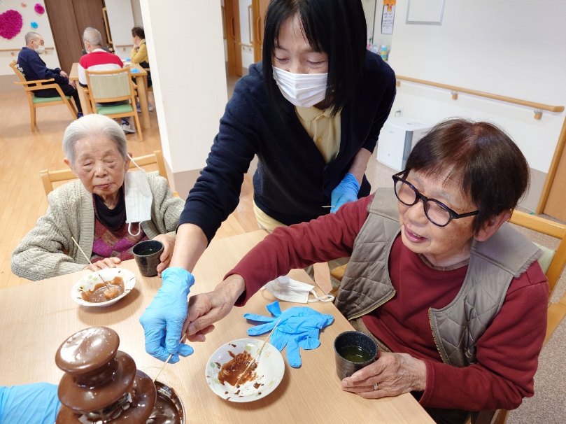 富士市グループホーム_おやつレクバレンタインチョコレートフォンデュ